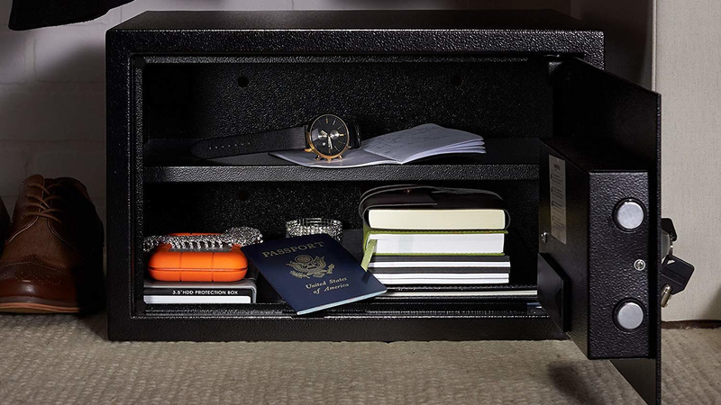 Caja fuerte de AmazonBasics | $64 | Amazon